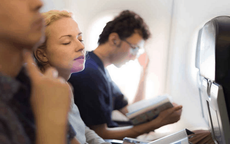 Mẹo tránh bị cảm lạnh trên máy bay 5 Wanderlust Tips meo tranh bi cam lanh tren may bay 6