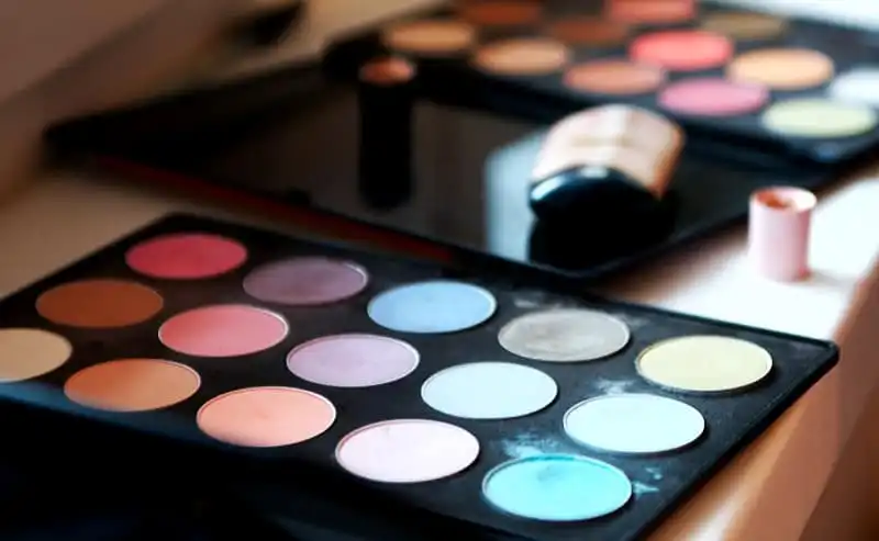 Tạp chí du lịch Wanderlust Tips | Bật mí mẹo để trang điểm "chuẩn không cần chỉnh" khi đi du lịch