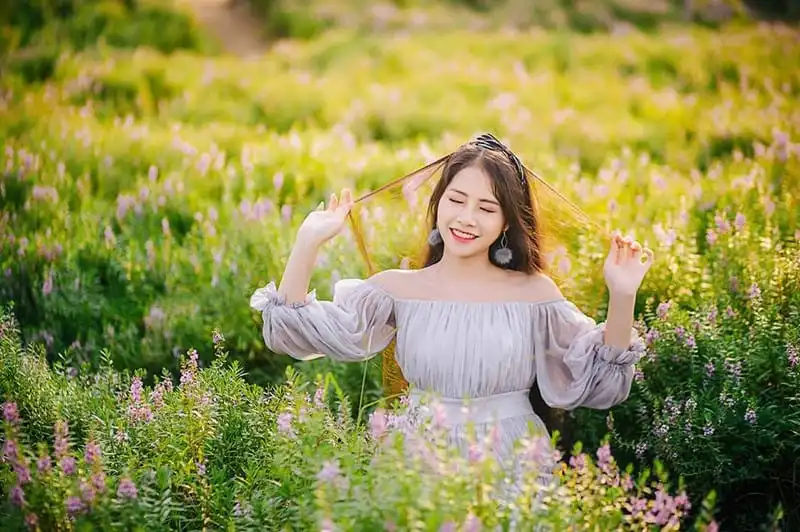 Tạp chí Du lịch Wanderlust Tips | Cô gái sở hữu mái tóc dài ấn tượng kể hành trình khám phá thế giới