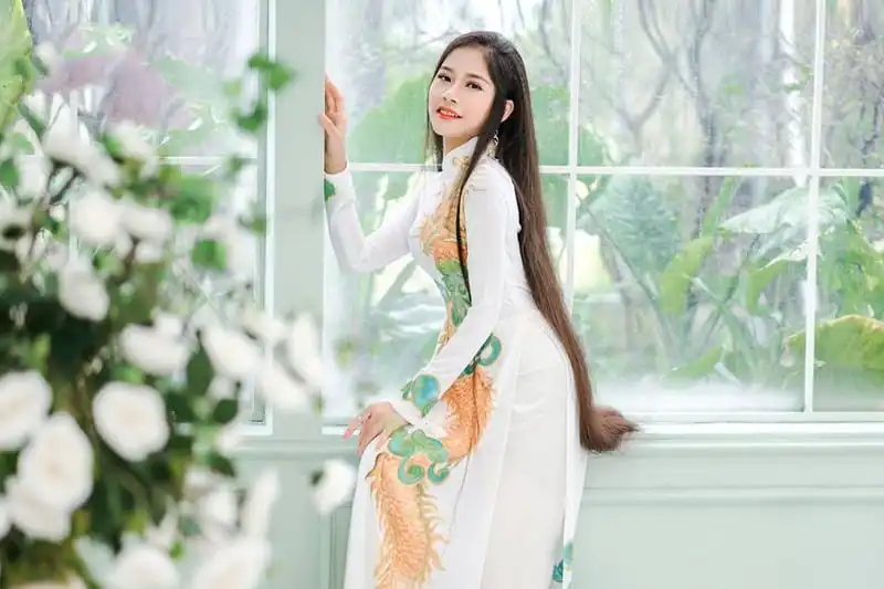 Tạp chí Du lịch Wanderlust Tips | Cô gái sở hữu mái tóc dài ấn tượng kể hành trình khám phá thế giới