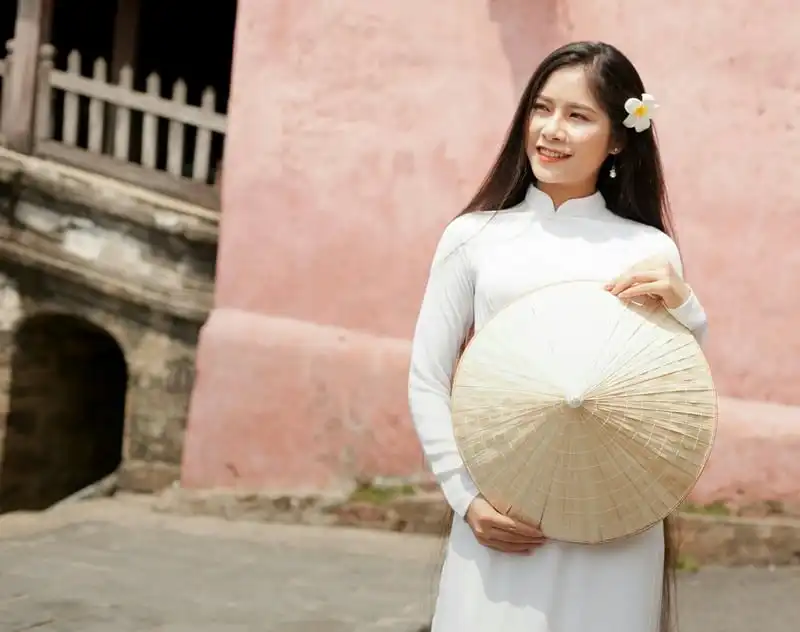 Tạp chí Du lịch Wanderlust Tips | Cô gái sở hữu mái tóc dài ấn tượng kể hành trình khám phá thế giới