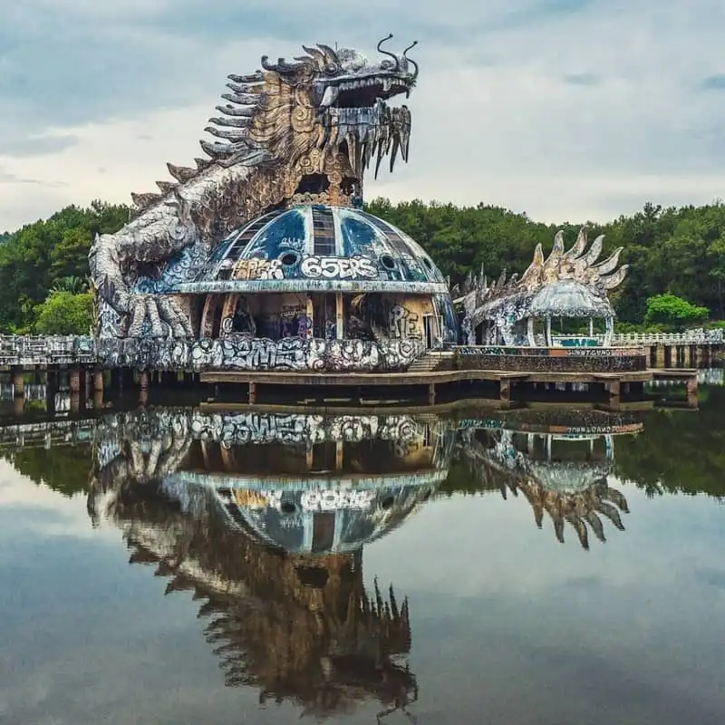 Tạp chí Du lịch Wanderlust Tips | Ghé thăm công viên bỏ hoang đầy ma mị ở Huế