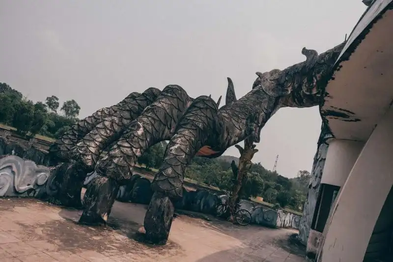 Tạp chí Du lịch Wanderlust Tips | Ghé thăm công viên bỏ hoang đầy ma mị ở Huế