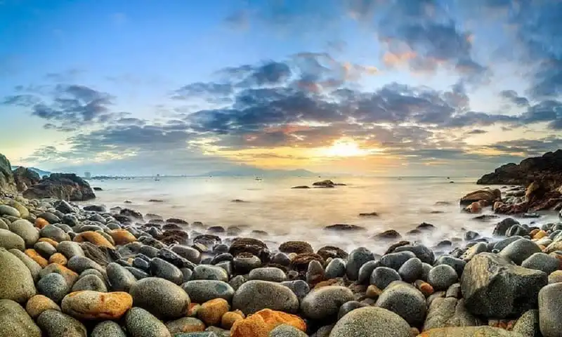 Tạp chí du lịch Wanderlust Tips | Ghé thăm những bờ biển có bãi đá đẹp tuyệt diệu ở Việt Nam 