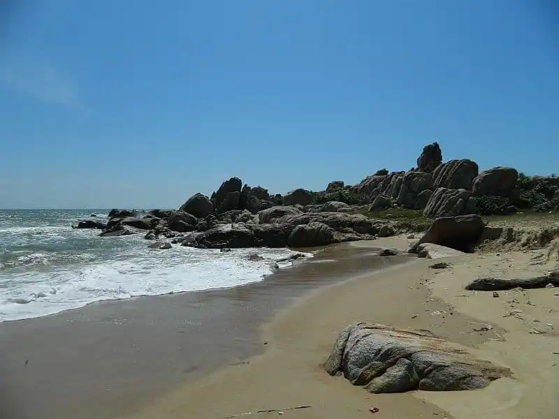 Tạp chí du lịch Wanderlust Tips | Ghé thăm những bờ biển có bãi đá đẹp tuyệt diệu ở Việt Nam 