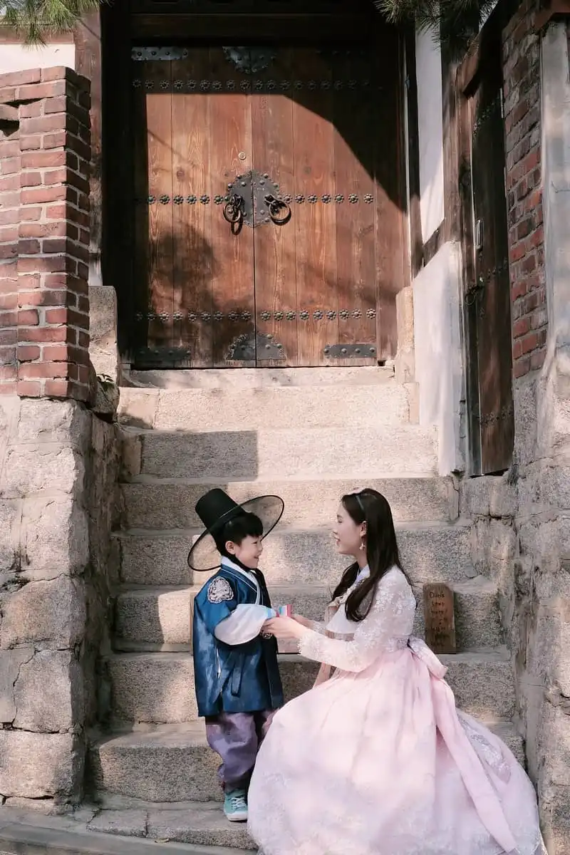 Tạp chí Du lịch Wanderlust Tips | Hoa hậu Phí Thùy Linh du lịch Hàn Quốc cùng con trai đầu lòng