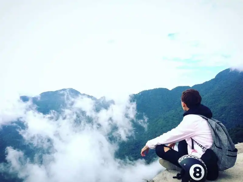 Tạp chí du lịch Wanderlust Tips | Kể chuyện chàng ca sĩ trẻ ru an yên qua những chuyến đi