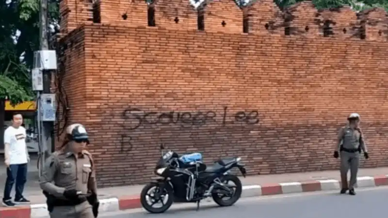 Tạp chí du lịch Wanderlust Tips Hai du khách có thể chịu án phạt 10 năm tù khi vẽ sơn lên bức tường cổ ở Thái Lan