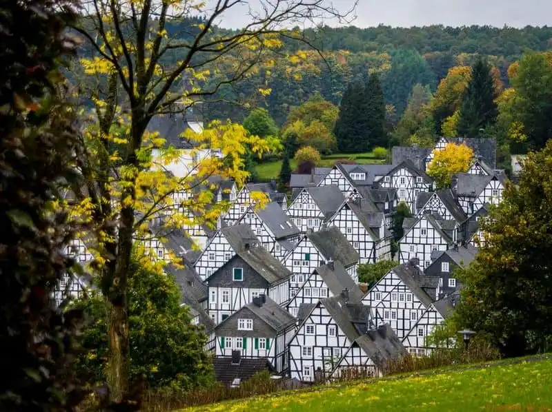 Tạp chí du lịch Wanderlust Tips | Kỳ lạ những ngôi nhà giống hệt nhau tại một thị trấn cổ nước Đức