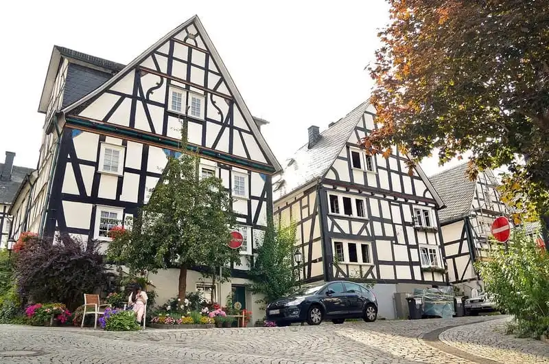 Tạp chí du lịch Wanderlust Tips | Kỳ lạ những ngôi nhà giống hệt nhau tại một thị trấn cổ nước Đức
