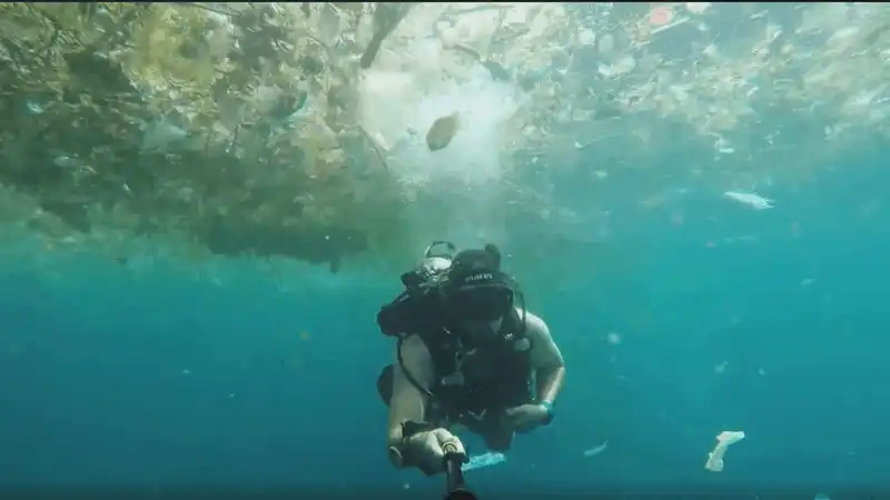 Tạp chí du lịch Wanderlust Tips Một biển rác Bali dưới ống kính của thợ lặn người Anh