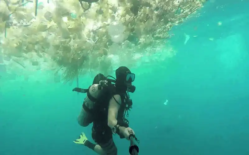 Tạp chí du lịch Wanderlust Tips Một biển rác Bali dưới ống kính của thợ lặn người Anh