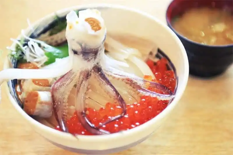 Những món ăn kinh dị của Nhật Bản khiến du khách "khóc thét" 5 Tạp chí du lịch Wanderlust Tips | Những món ăn kinh dị ở Nhật Bản khiến du khách "khóc thét"