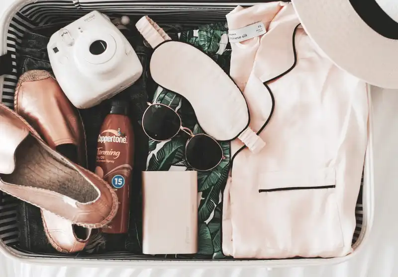 Những thứ bạn cần mang theo trên một chuyến bay dài 8 Tạp chí du lịch Wanderlust Tips Những thứ bạn cần mang theo trên một chuyến bay dài