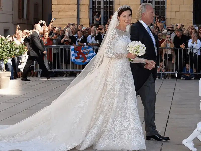 Tạp chí du lịch Wanderlust Tips Sự khác biệt của những bộ váy cưới hoàng gia trên khắp thế giới