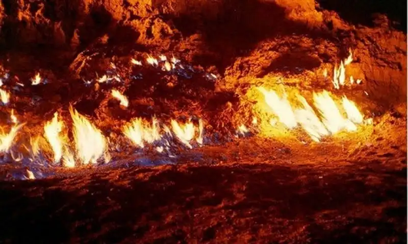 Wanderlust Tips Đến Yanar để hiểu vì sao Azerbaijan được gọi là "vùng đất lửa"