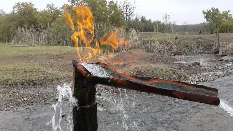 Wanderlust Tips Đến Yanar để hiểu vì sao Azerbaijan được gọi là "vùng đất lửa"