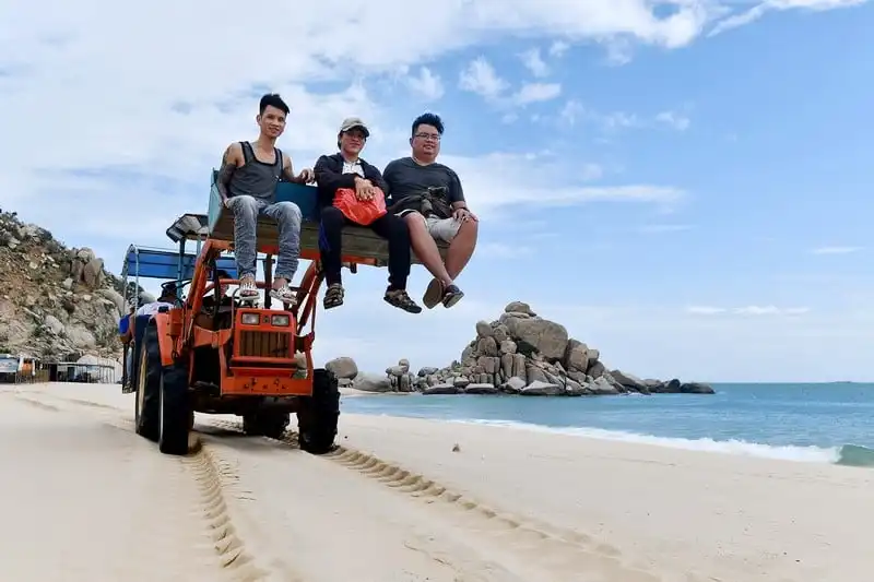 Wanderlust Tips Độc đáo xe cày, xe bọ hung chở khách du lịch ở Mũi Dinh