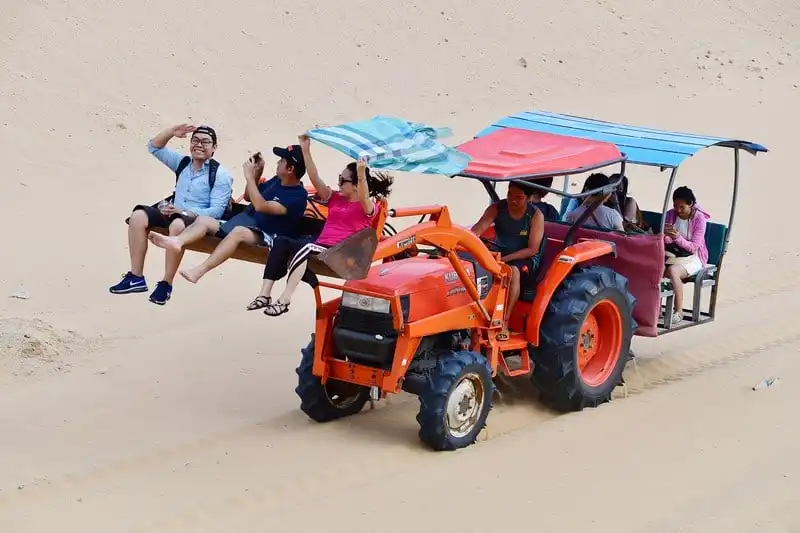 Wanderlust Tips Độc đáo xe cày, xe bọ hung chở khách du lịch ở Mũi Dinh