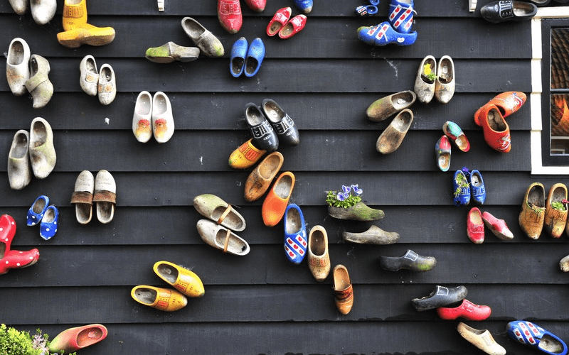 Tạp chí Wanderlust Tips Chuyện về những chiếc giày gỗ, niềm tự hào của văn hóa Hà Lan