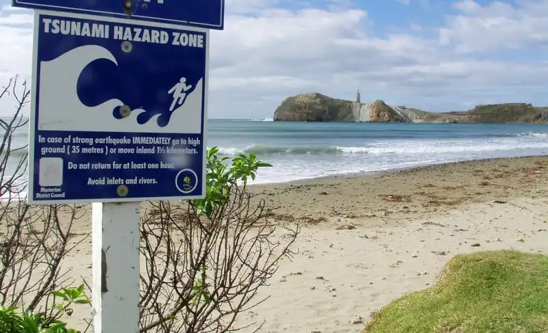 Tạp chí Wanderlust Tips Cách để ứng phó với sóng thần khi đi du lịch