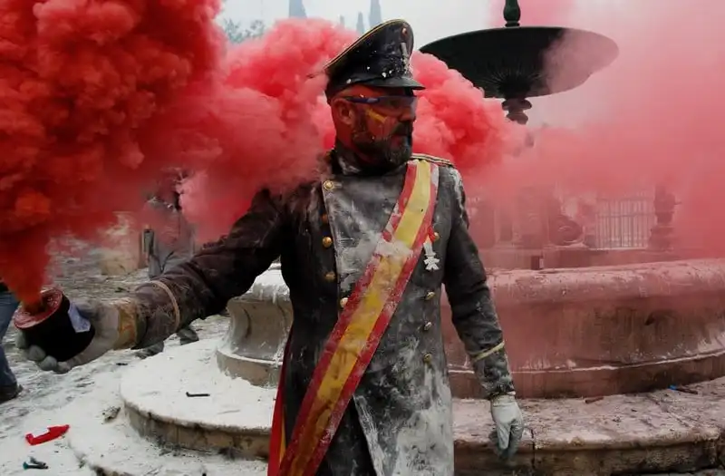 Els Enfarinats - Lễ hội trứng và bột mỳ độc đáo ở Tây Ban Nha 8 Tạp chí Wanderlust Tips Lễ hội trứng và bột mỳ độc đáo của Tây Ban Nha