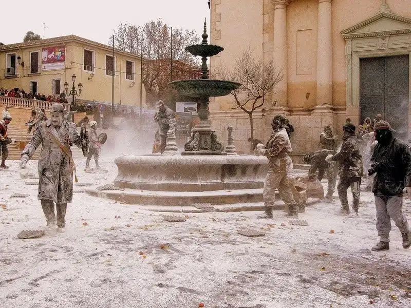 Els Enfarinats - Lễ hội trứng và bột mỳ độc đáo ở Tây Ban Nha 10 Tạp chí Wanderlust Tips Els Enfarinats - Lễ hội trứng và bột mỳ độc đáo của Tây Ban Nha