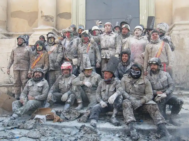 Els Enfarinats - Lễ hội trứng và bột mỳ độc đáo ở Tây Ban Nha 6 Tạp chí Wanderlust Tips Lễ hội trứng và bột mỳ độc đáo của Tây Ban Nha