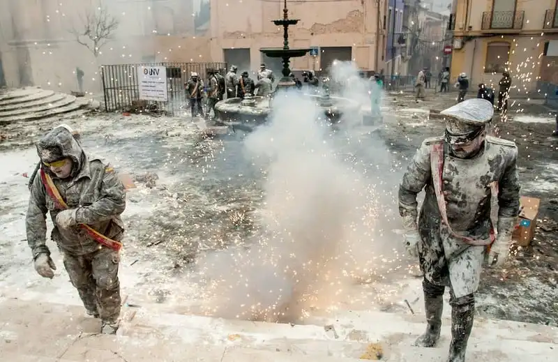 Els Enfarinats - Lễ hội trứng và bột mỳ độc đáo ở Tây Ban Nha 9 Tạp chí Wanderlust Tips Lễ hội trứng và bột mỳ độc đáo của Tây Ban Nha