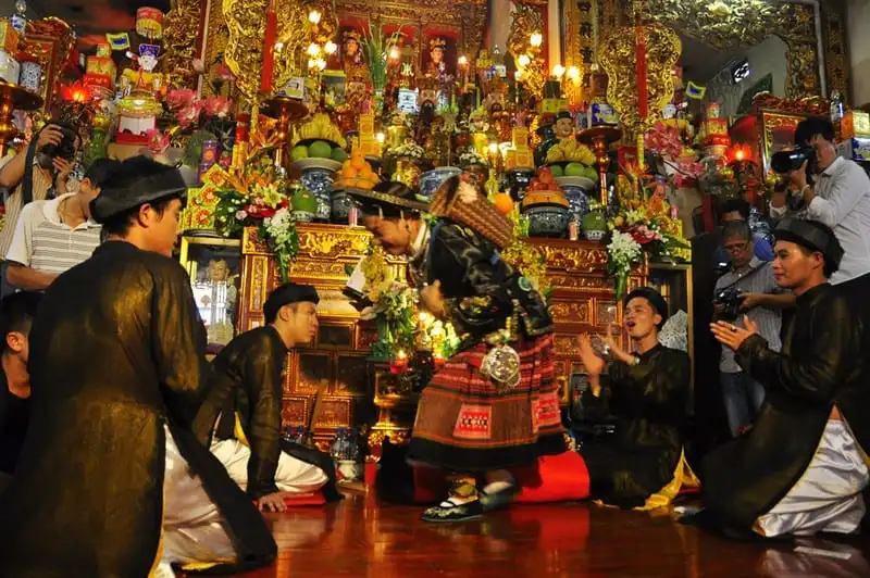 Nghi lễ chầu văn vươn ra thế giới 8 Tạp chí Wanderlust Tips Nghi lễ Chầu văn vươn ra thế giới