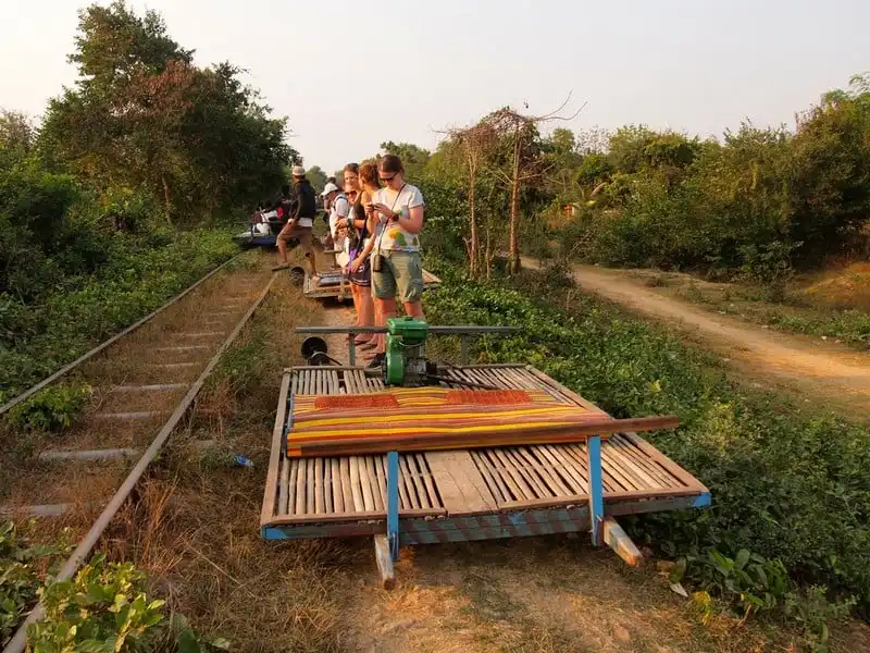 Tạp chí Wanderlust Tips Độc đáo tàu hỏa tre của người dân Campuchia