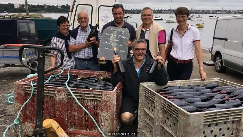 Tạp chí Wanderlust Tips Thưởng thức rượu được ngâm dưới biển sâu vùng Saint-Malo