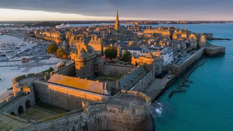 Tạp chí Wanderlust Tips Thưởng thức rượu được ngâm dưới biển sâu vùng Saint-Malo