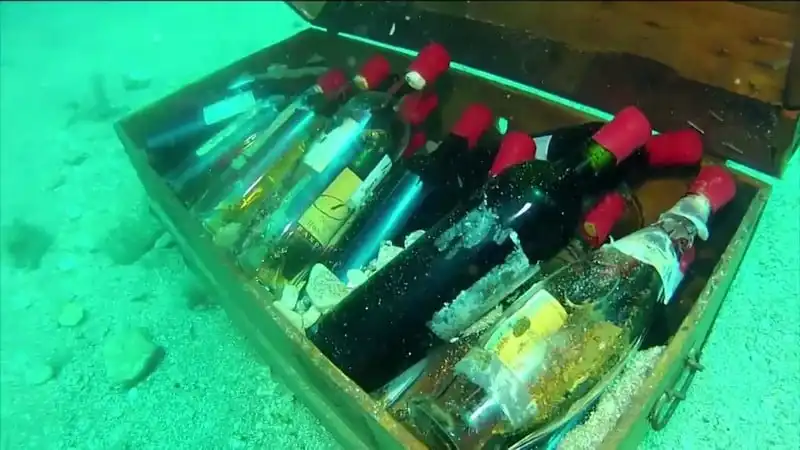 Tạp chí Wanderlust Tips Thưởng thức rượu được ngâm dưới biển sâu vùng Saint-Malo