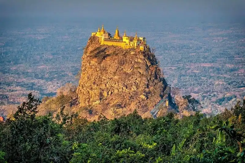 Wanderlust Tips Tu viện thách thức khách hành hương