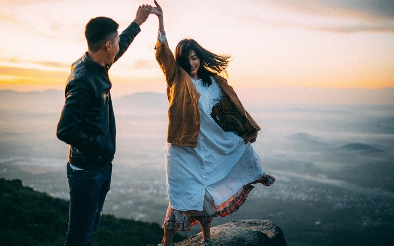 Lên núi Chứa Chan, nắm chặt tay nhau vun đầy tim yêu Lên núi Chứa Chan, nắm chặt tay nhau vun đầy tim yêu