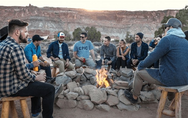 wanderlust tips meo giup ban ket ban luc di du lich mot minh4