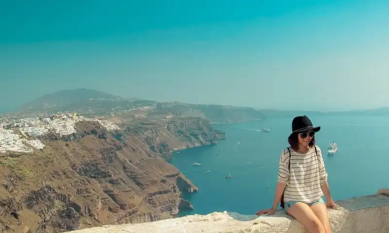Tạp chí Du lịch Wanderlust Tips | 9X kể chuyện những ngày nắng đẹp ở Santorini 
