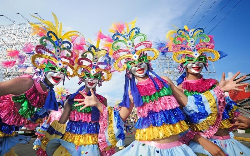 Tạp chí Du lịch Wanderlust Tips | Độc đáo lễ hội nụ cười rực rỡ sắc màu ở Philippines