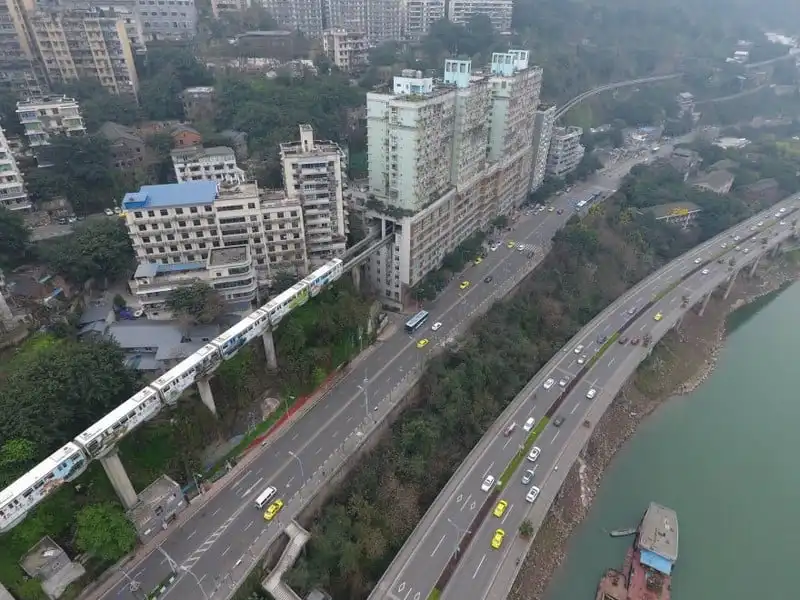 Độc đáo tàu điện chạy xuyên chung cư ở Trung Quốc 6 Tạp chí Du lịch Wanderlust Tips | Độc đáo tàu điện chạy xuyên chung cư ở Trung Quốc