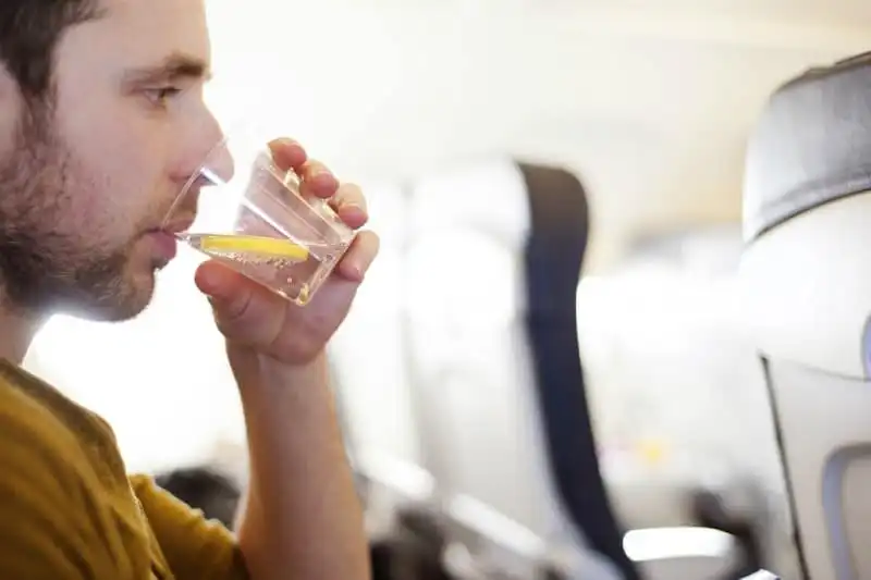 Tạp chí Du lịch Wanderlust Tips | Những vật dụng nên mang theo trên chuyến bay