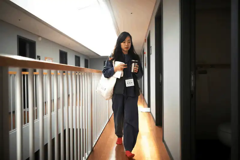 Tạp chí du lịch Wanderlust Tips Quá áp lực, người Hàn Quốc chấp nhận chi 90USD để được "ngồi tù"