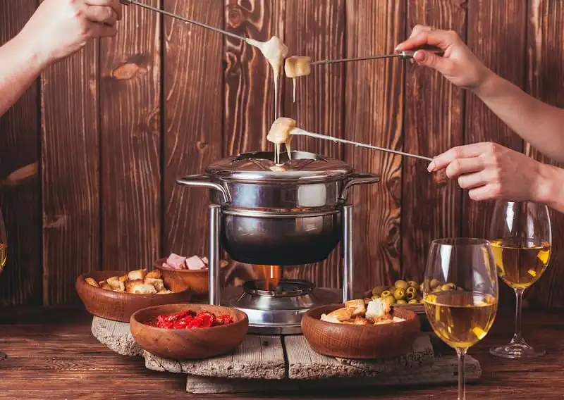 Trời đông thưởng thức lẩu phô mai Cheese Fondue ngon khó cưỡng 8 Tạp chí Du lịch Wanderlust Tips Trời đông thưởng thức lẩu phô mai Cheese Fondue ngon khó cưỡng