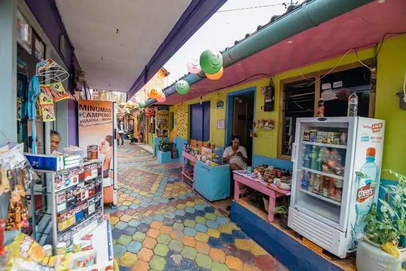 Tạp chí Du lịch Wanderlust Tips Kampung Jodipan: Hành trình từ khu ổ chuột đến ngôi làng cầu vồng