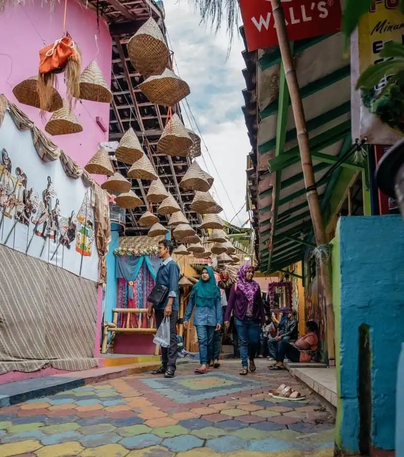 Tạp chí Du lịch Wanderlust Tips Kampung Jodipan: Hành trình từ khu ổ chuột đến ngôi làng cầu vồng