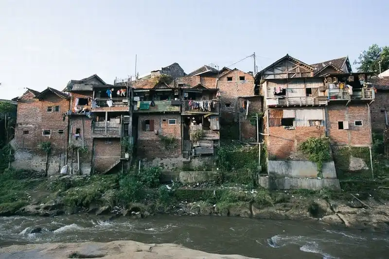 Tạp chí Du lịch Wanderlust Tips Kampung Jodipan: Hành trình từ khu ổ chuột đến ngôi làng cầu vồng