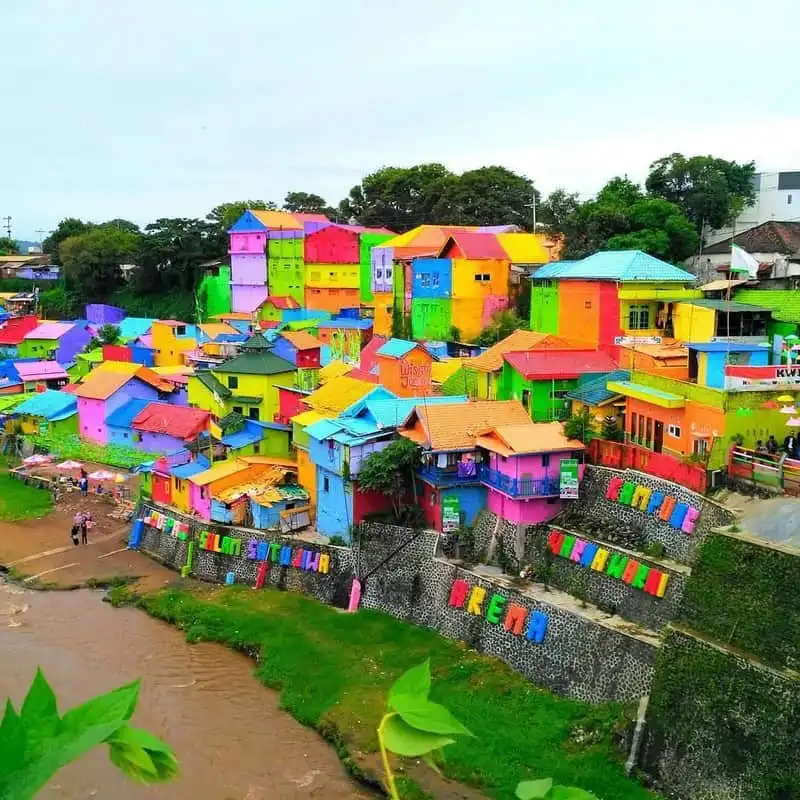 Tạp chí Du lịch Wanderlust Tips Kampung Jodipan: Hành trình từ khu ổ chuột đến ngôi làng cầu vồng