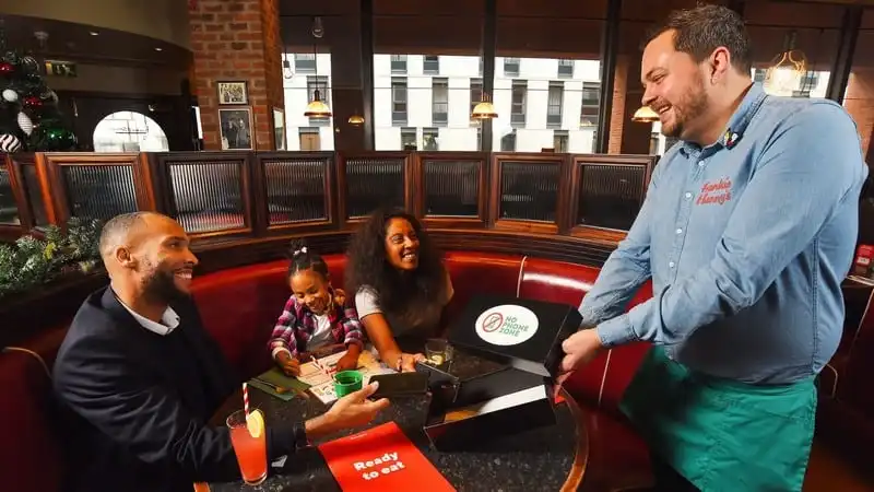 Tạp chí Wanderlust Tips Trẻ được ăn miễn phí tại Frankie & Benny's nếu bố mẹ không dùng điện thoại