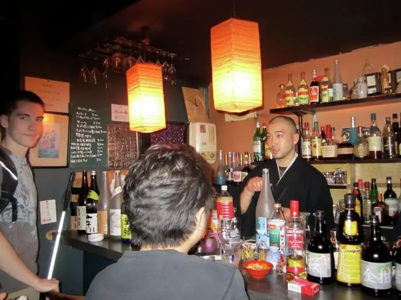 Tạp chí Wanderlust Tips Vowz Bar: Nơi trú ẩn bình yên giữa lòng Tokyo
