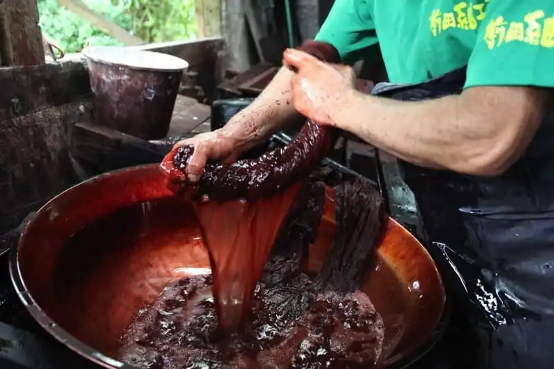 Sự quyến rũ của phương pháp nhuộm bùn truyền thống ở Nhật Bản 7 Tạp chí Du lịch Wanderlust Tips Sự quyến rũ của phương pháp nhuộm bùn truyền thống